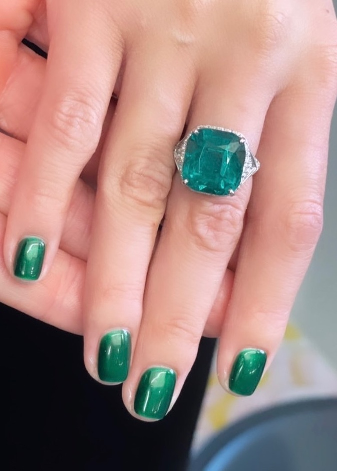  مناكير سيلينا غوميز في حفل SAG Awards من حساب توم باشيك على انستغرام