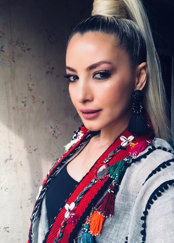 نصائح جيهان بن جازية للشعر  - الصورة من حسابها على انستغرام