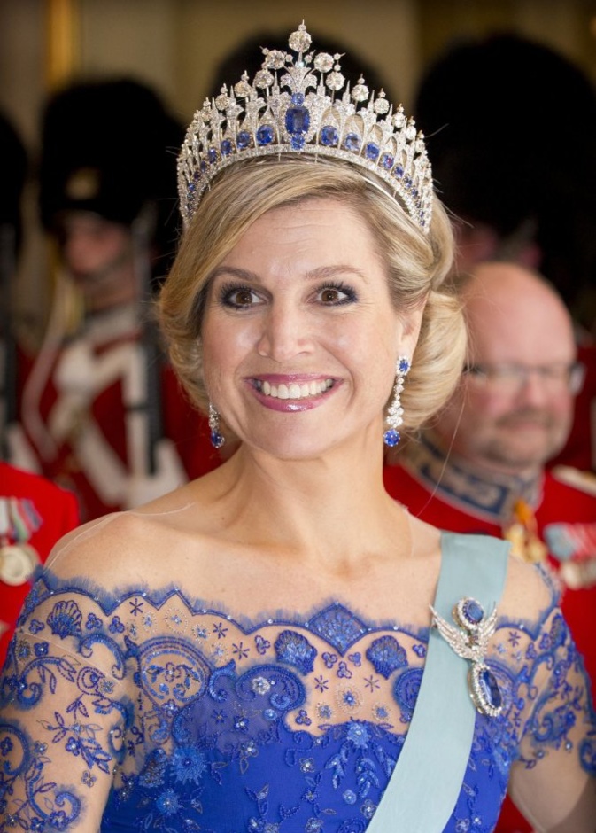 تاج  The Dutch Sapphire Tiara من المجوهرات الملكية المرصعة بالأحجار الكريمة الزرقاء