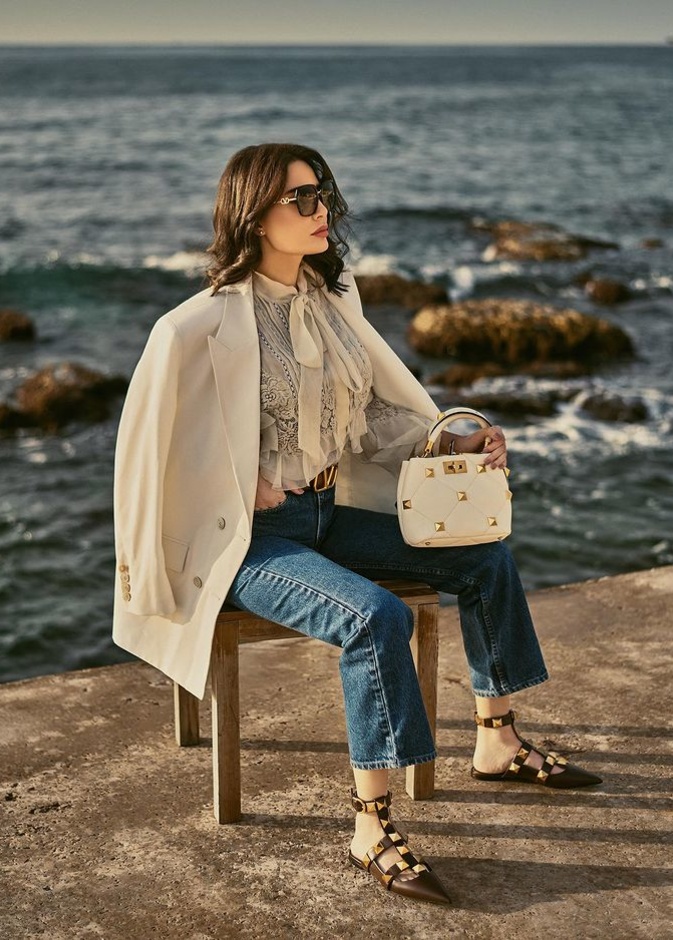 إطلالات السروال الدنيم بأسلوب سيرين عبدالنور من Valentino