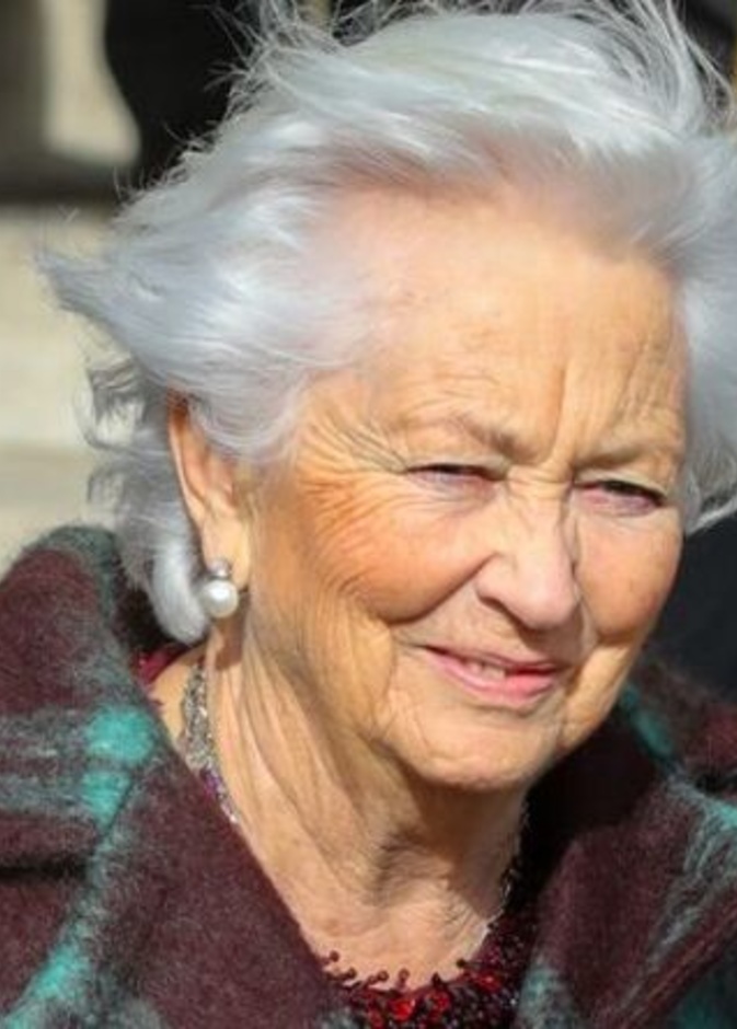 الملكة بولا تعاني من كسر في العظم بعد سقوطها أرضا