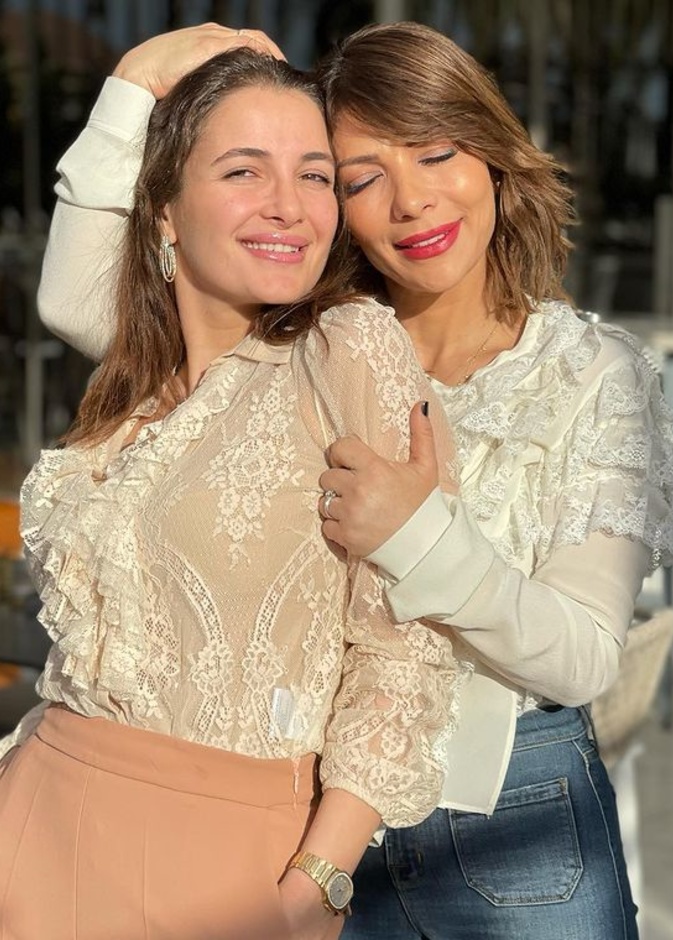 إطلالات عصرية للأمهات بأسلوب أصالة وإبنتها شام