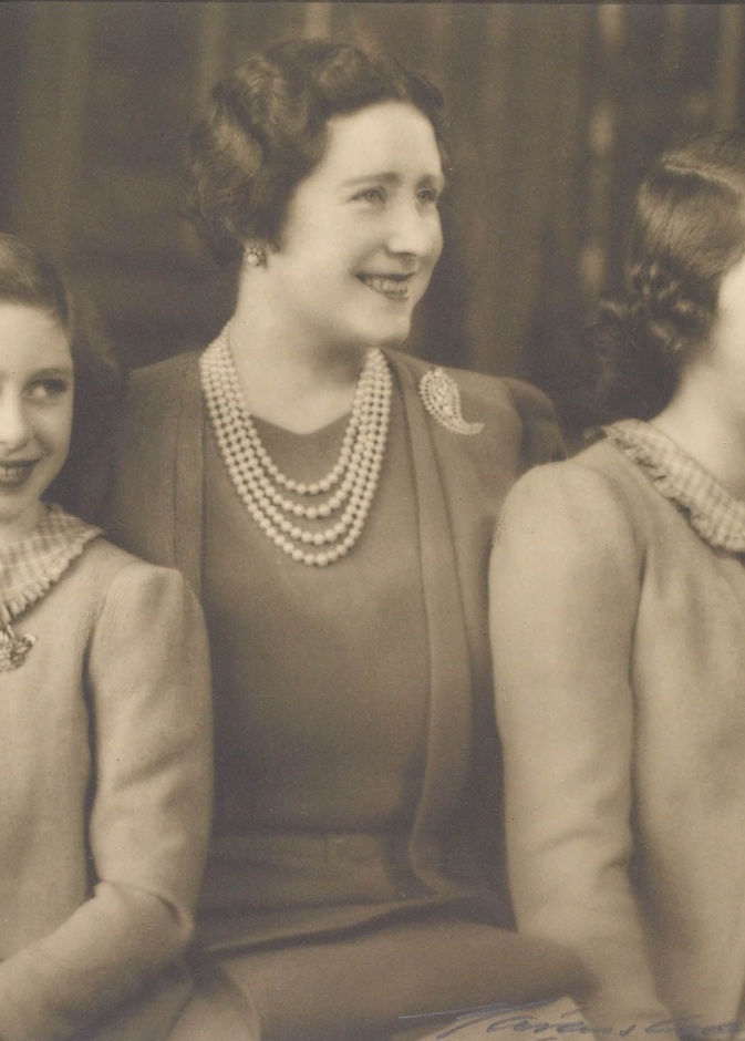 ملكة بريطانيا تنشر صورة نادرة لها مع والدتها وشقيقتها الأميرة مارغريت