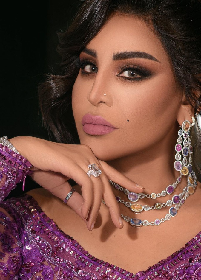 الفنانة أحلام تواكب صيحة جمالية جريئة في احدث إطلالاتها