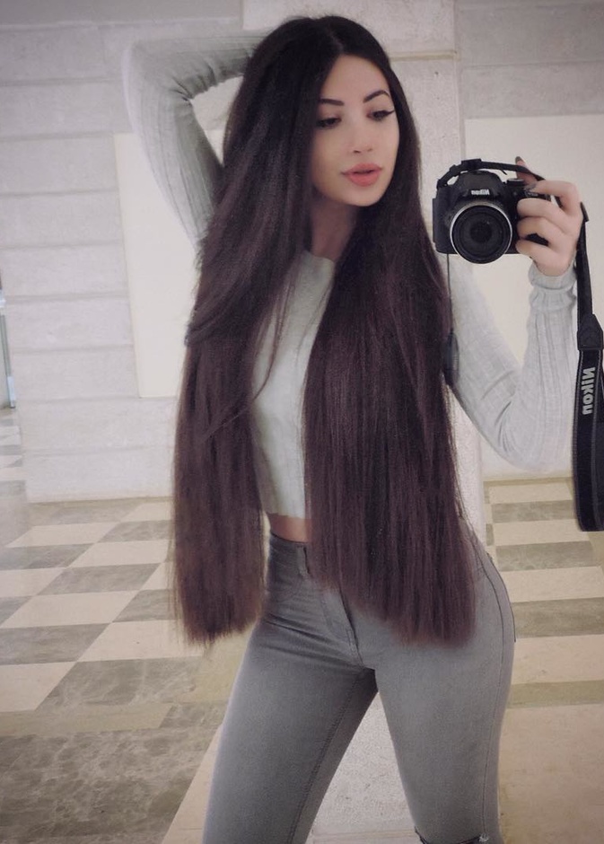 صور شقيقة ميريام فارس تلفت الأنظار بجمالها وشعرها الطويل