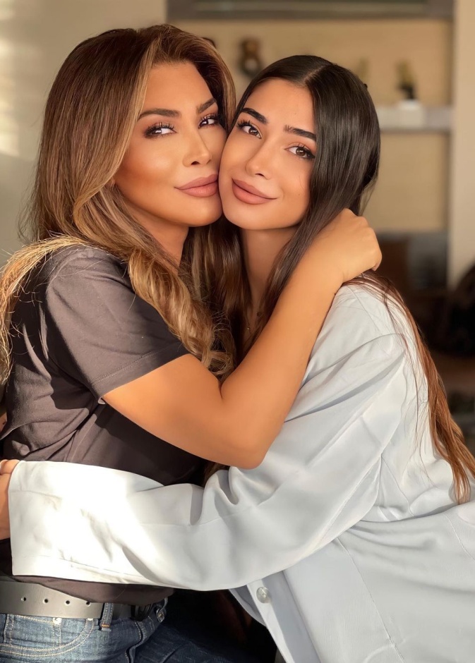 صور إطلالات جمالية متشابهة للنجمات الأمهات مع بناتهن