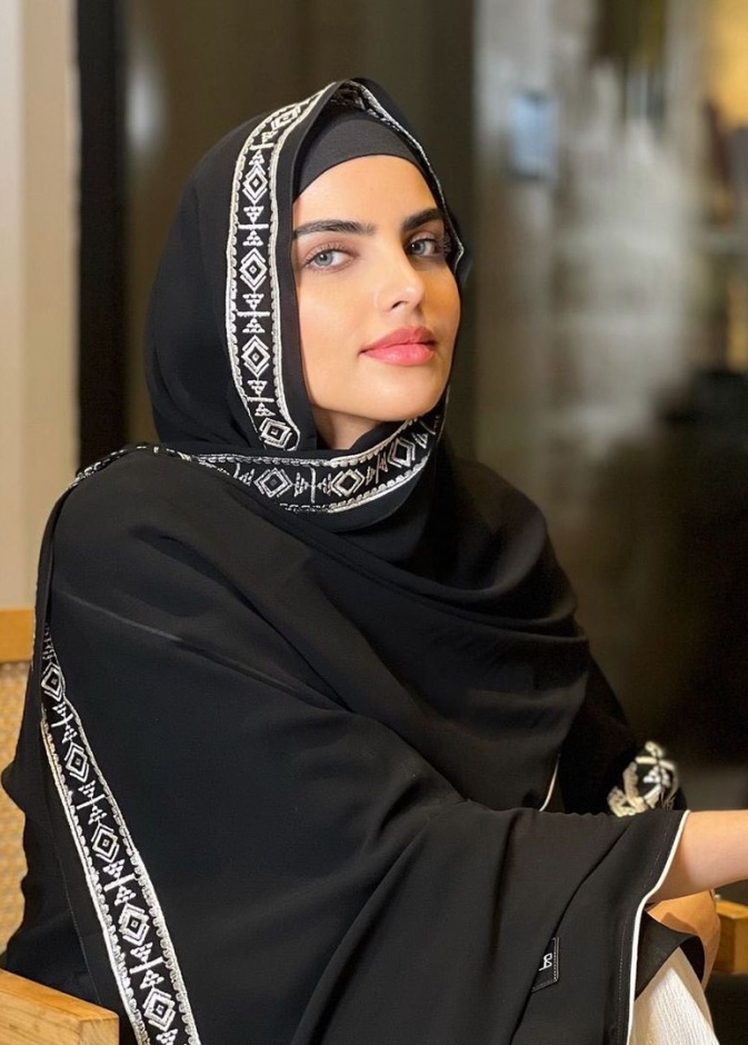سارة الودعاني بأحدث اطلالاتها الجمالية بعد عمليات التجميل