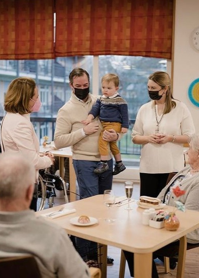 الأمير غيوم والأميرة ستيفاني يزوران دارا للمسنين