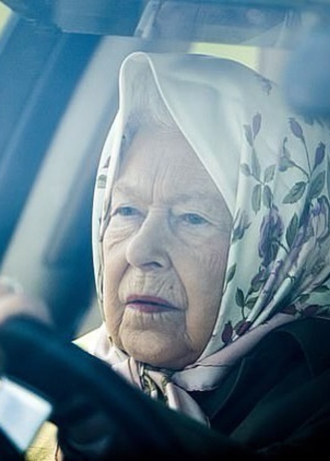 ملكة بريطانيا تتعافى من عدوى كورونا وتجتمع بأفراد من عائلتها في وندسور