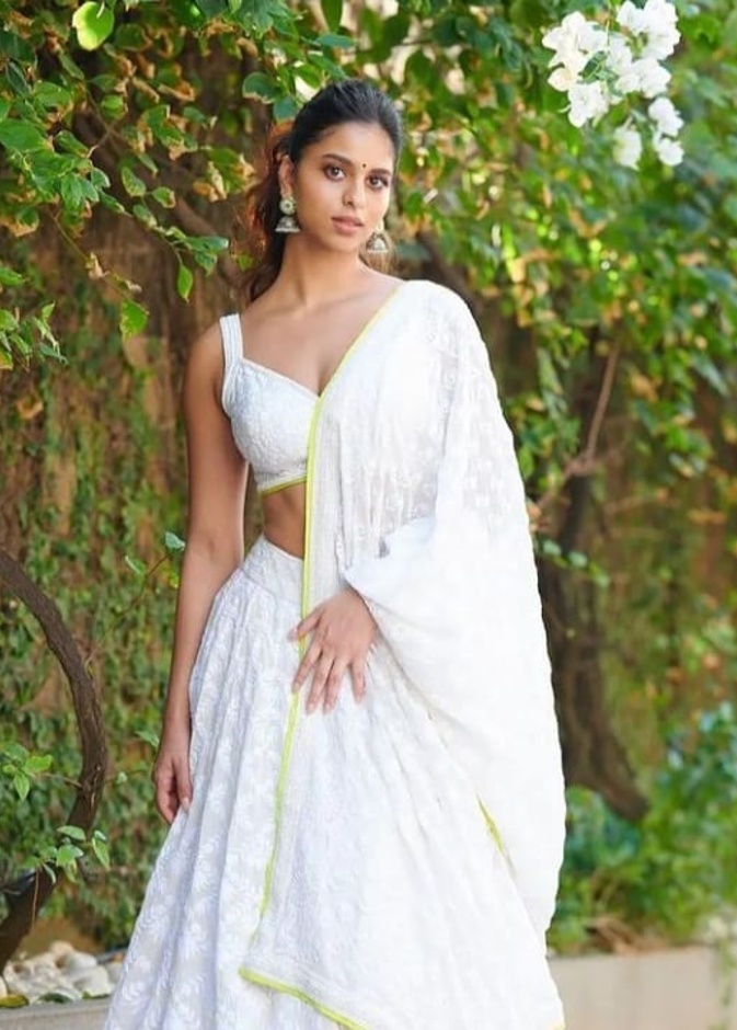 أحدث صور سوهانا خان بإطلالة جذابة من تصميم مانيش مالهوترا