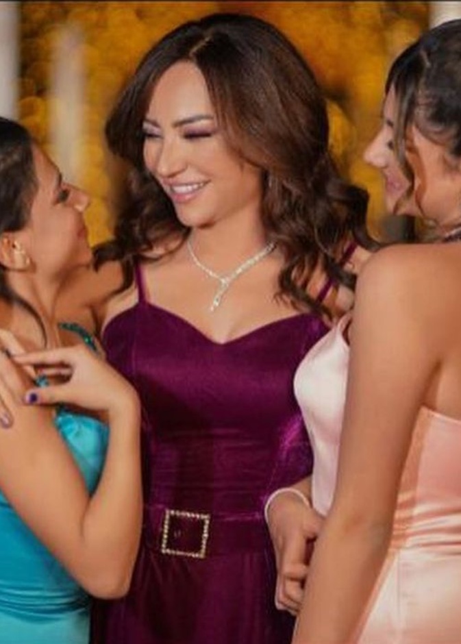 أمل عرفة بلقطات مميزة مع ابنتيها اللتين أصبحتا بعمر المراهقة