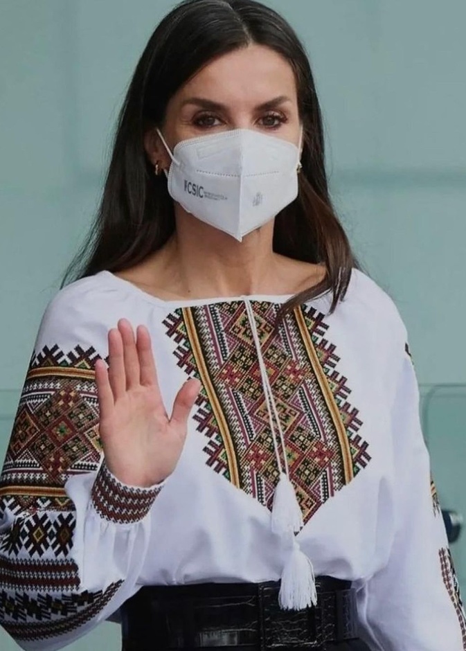 الملكة ليتيزيا تظهر دعمها لأوكرانيا بإطلالة مستوحاة من التراث الأوكراني في أحدث ظهور لها