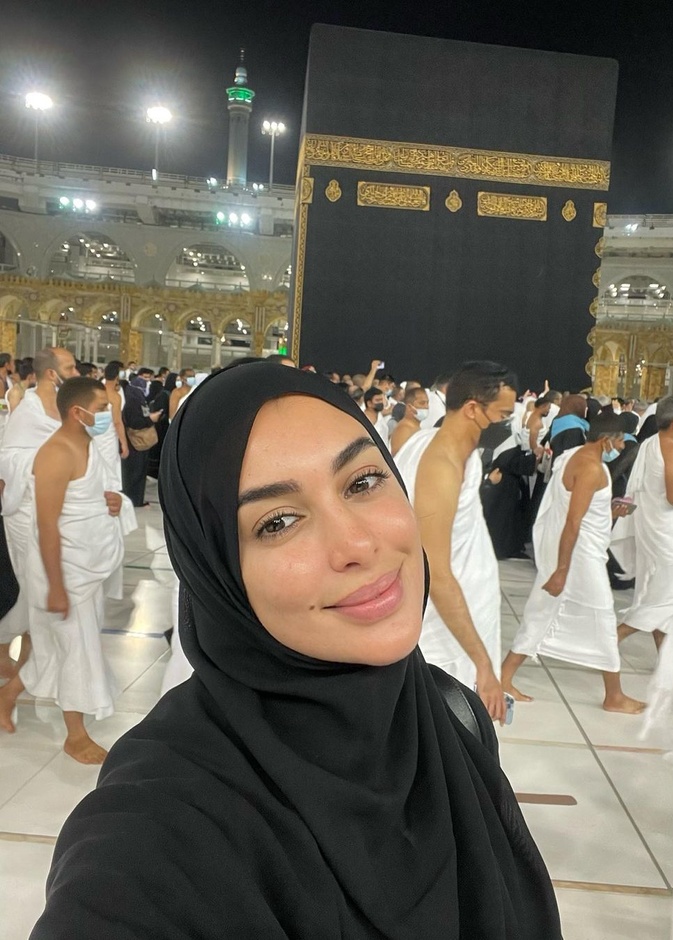 ياسمين صبري تؤدي مناسك العمرة وتظهر بالحجاب