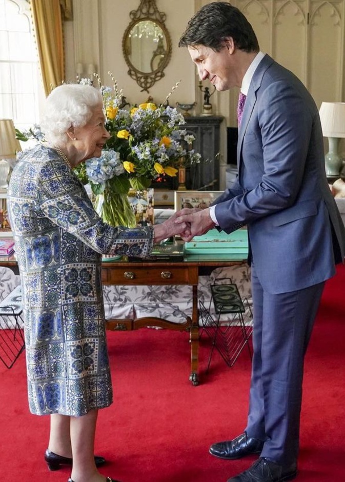 ملكة بريطانيا تستضيف أولى مقابلاتها الرسمية وجها لوجه منذ إصابتها بعدوى كورونا