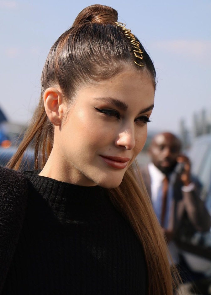 نور عريضة بإطلالة جمالية غير تقليدية في شوارع باريس