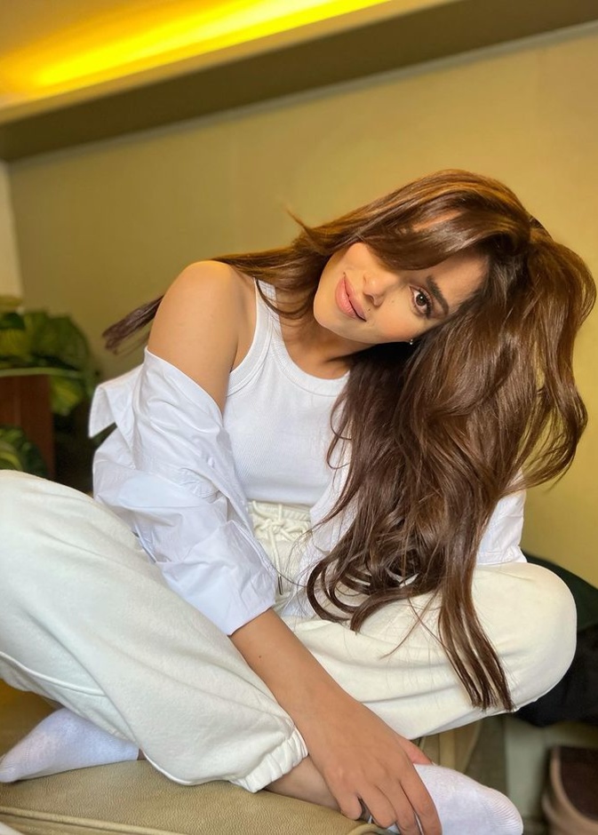 إطلالة بلقيس فتحي باللّون الأبيض بلوك مريح شبابي