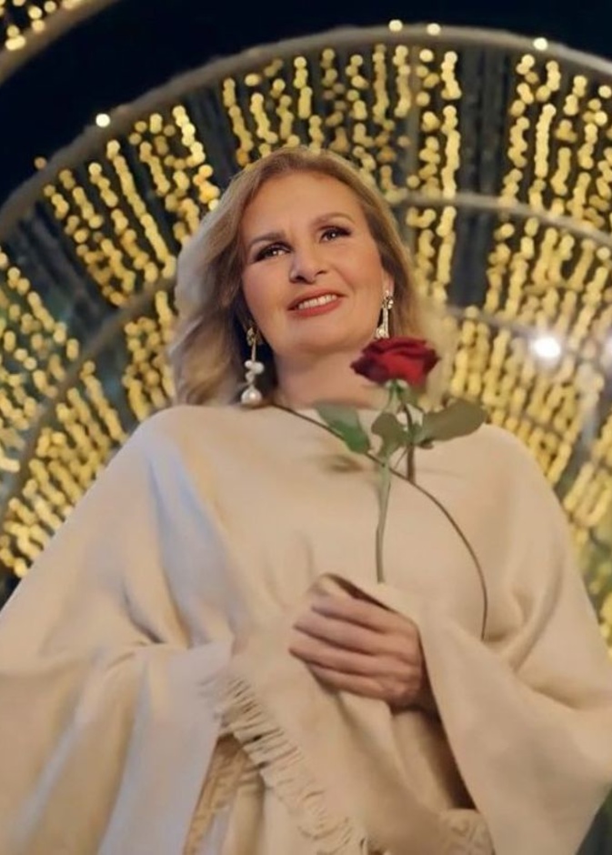 الفنانة يسرا