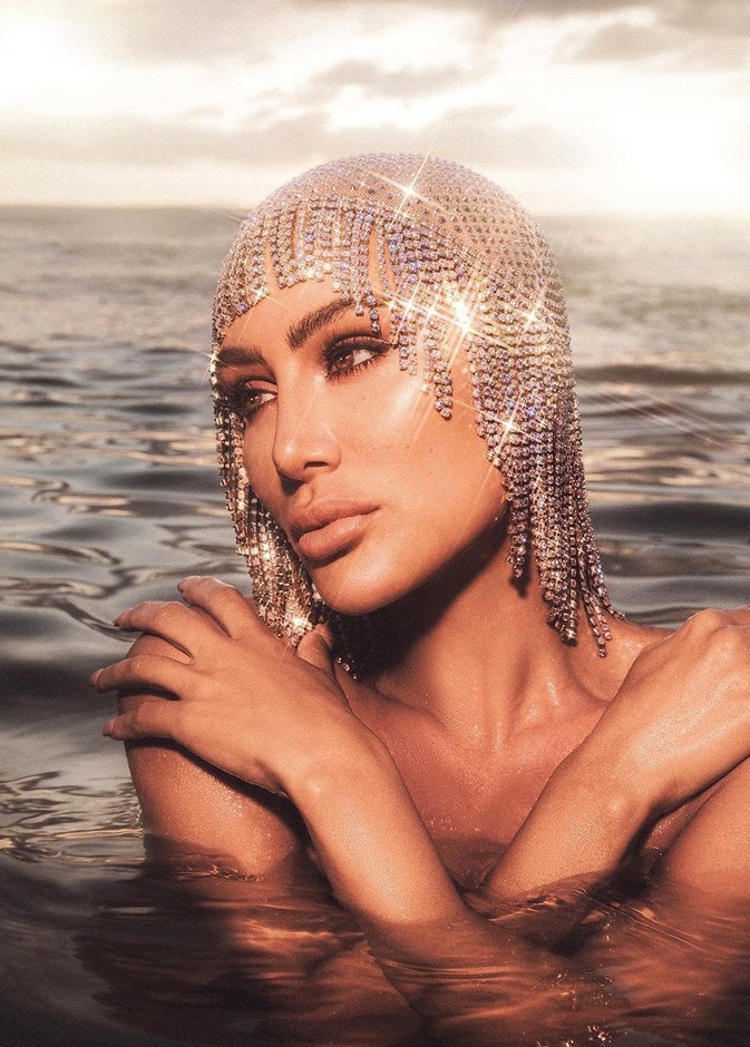 مايا دياب تعتمد أحدث صيحات أكسسوارات الشعر لموسم الصيف المقبل