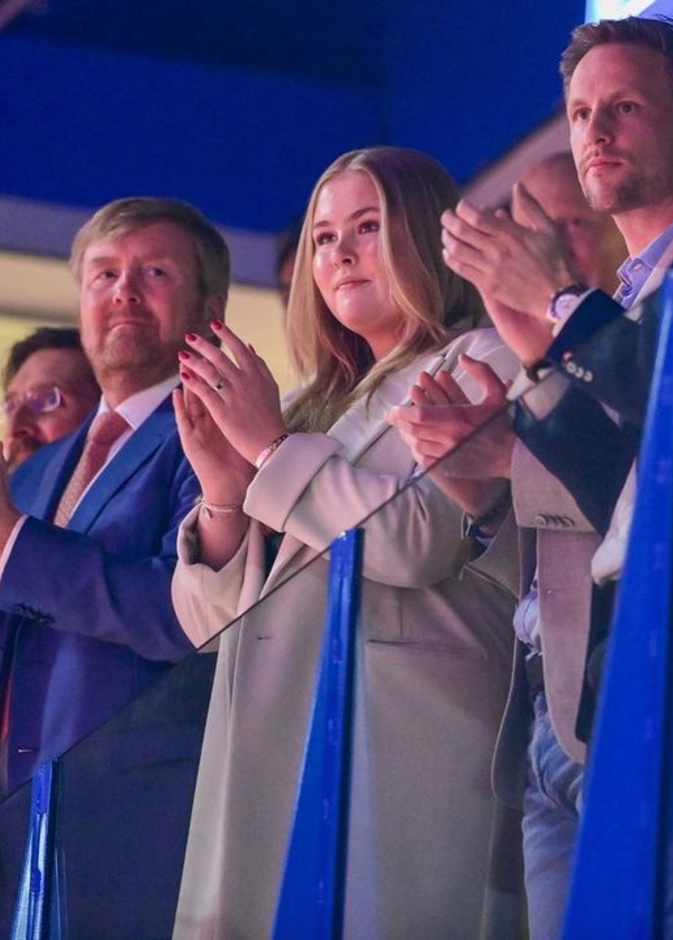 ملك هولندا وولية عهد هولندا يحضران نهائي كأس العالم للتزلج السريع