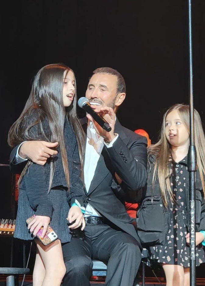 كاظم الساهر مع حفيدتيه