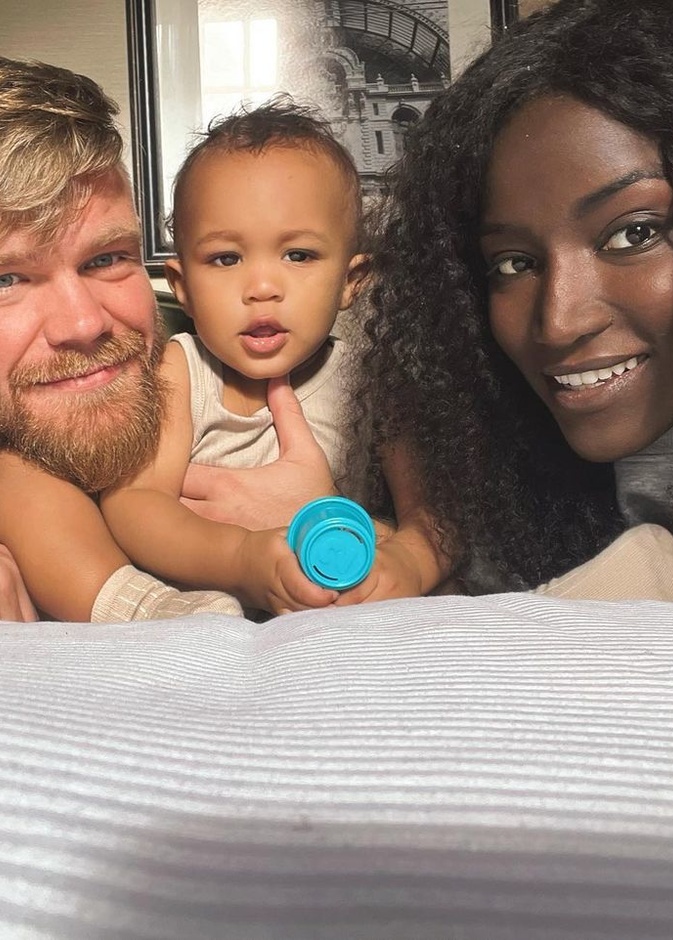 عبير سندر توثق لقطات عائلية مرحة برفقة زوجها وطفلهما 