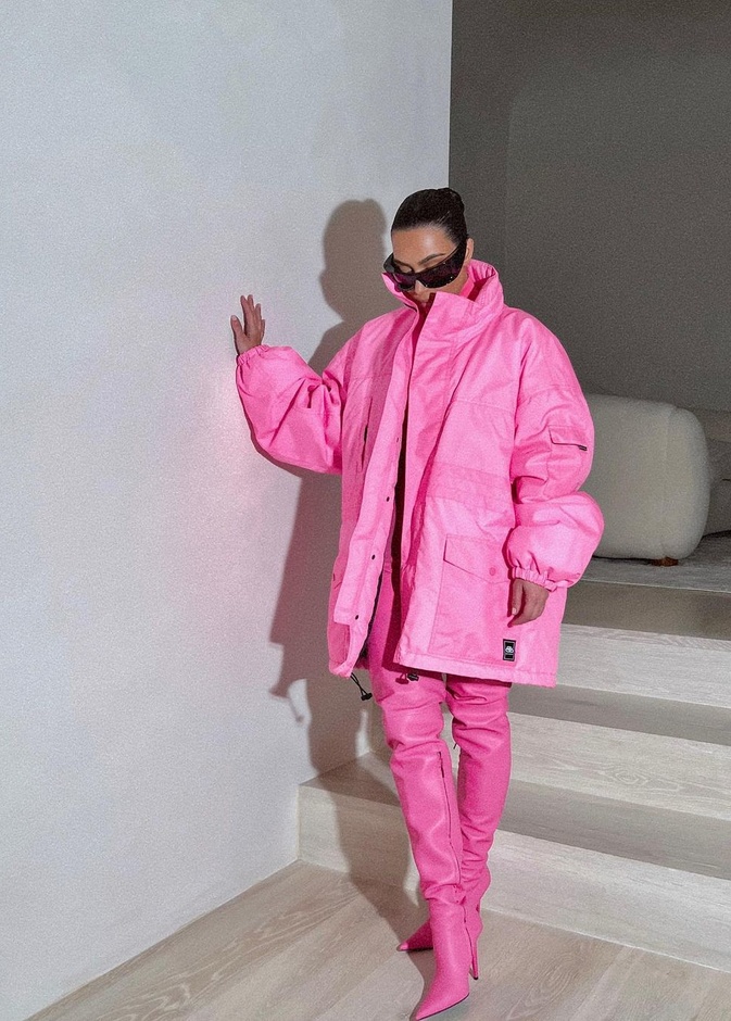 صور كيم كارداشيان تستقبل الربيع بإطلالة جريئة مشعة باللون الفوشيا