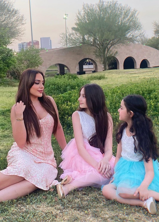 ابنة هيفاء وهبي تحتفل مع طفلتيها بعيد الأم بلقطات مرحة 