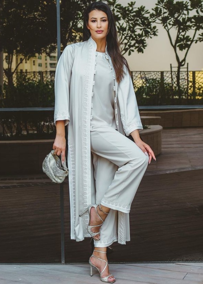 ريم السعيدي بإطلالة باللّون الأبيض كاملة من Jimmy Choo