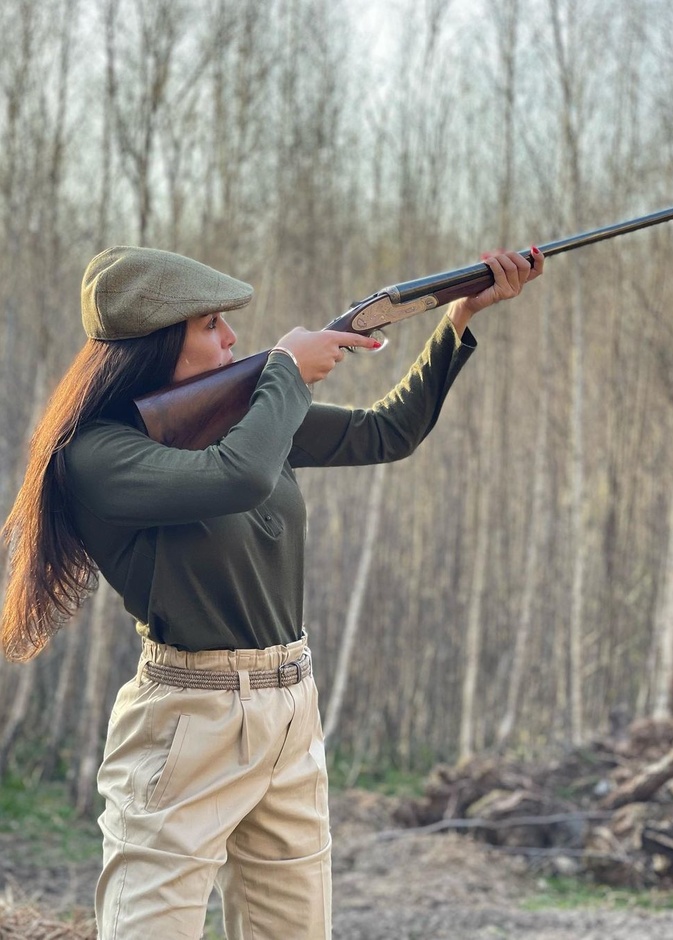 ياسمين صبري تستمتع برحلة صيد بإجازتها في بريطانيا ..شاهدوا مهارتها