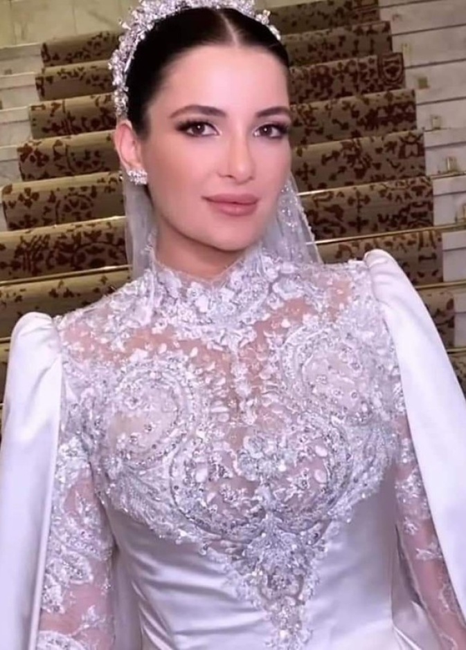  شام الذهبي تتألق بإطلالة ناعمة أبرزت جمالها الطبيعي في حفل زفافها 