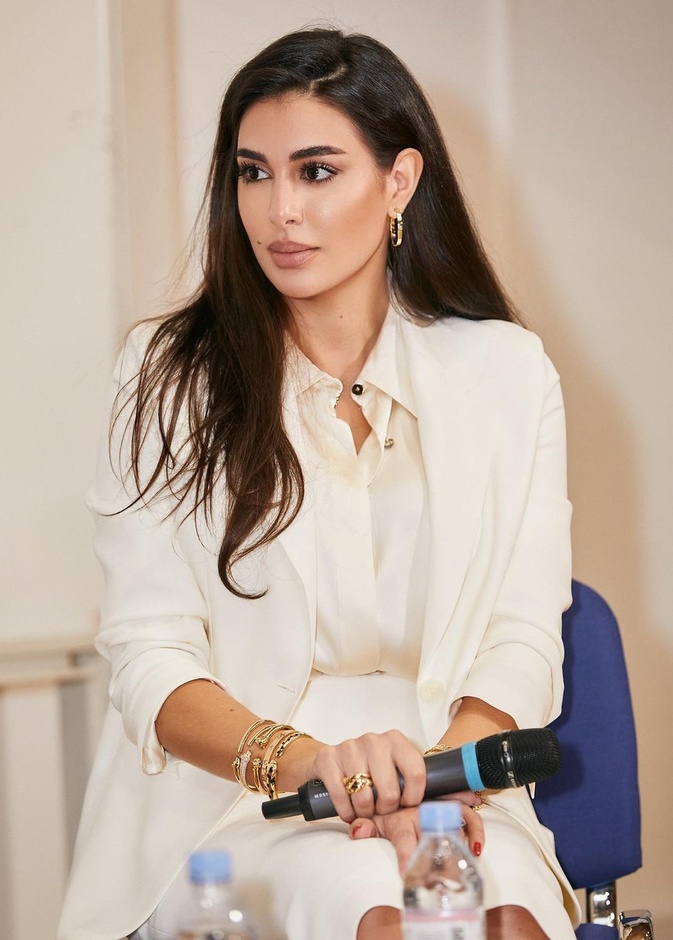 ياسمين صبري بإطلالة كلاسيكية بيضاء تعكس تفاؤلها في مناقشتها لقضايا المرأة