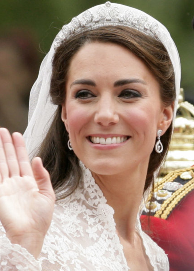 تصاميم أقراط الألماس لعروس 2022