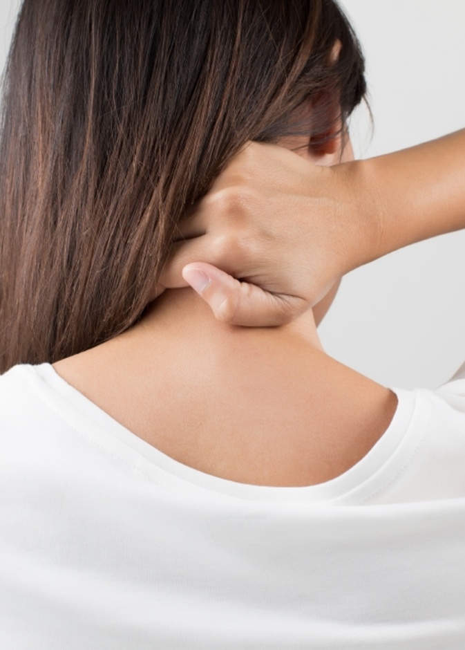 3 تمارين رياضية سهلة للتغلب على آلام الرقبة والكتفين