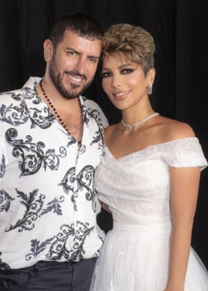 فائق حسن يدلل زوجته أصالة نصري في كواليس حفلها بالكويت