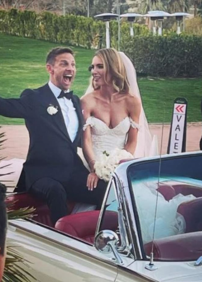 سائق سباقات السيارات جنسون باتون يتزوج عارضة الأزياء بريتني