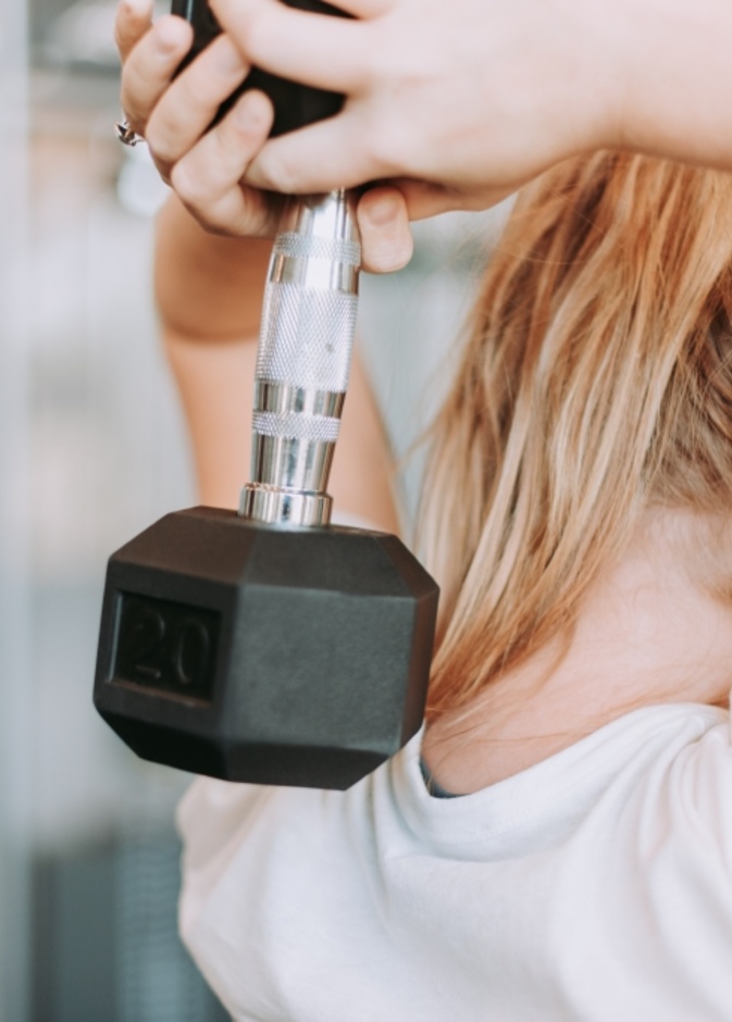 7 تمارين رياضية فعالة للمرأة لتقوية عضلات الذراعين في المنزل