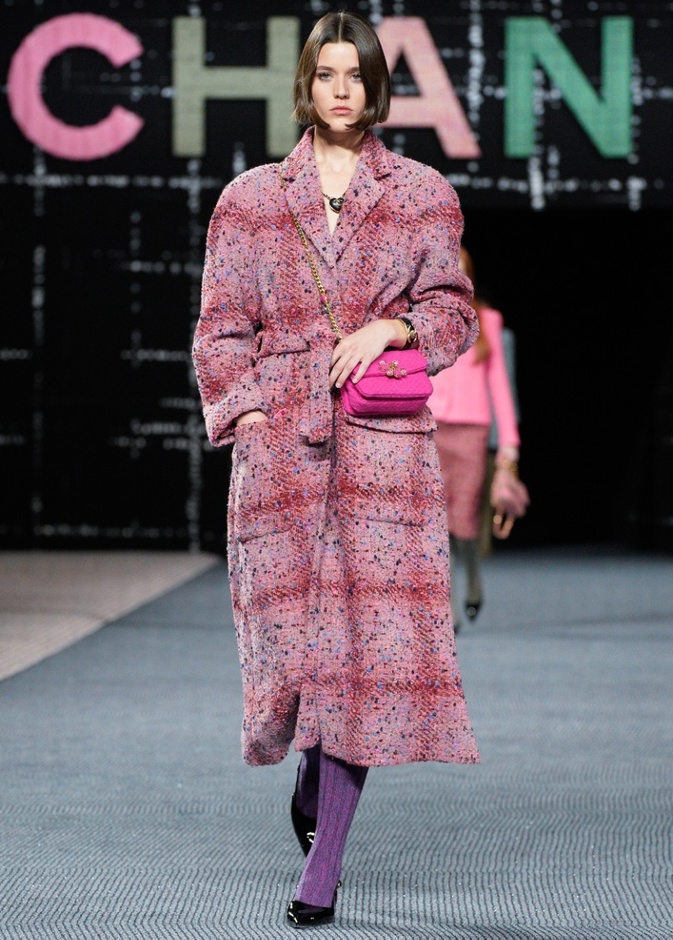 مجموعة CHANEL لخريف وشتاء 2022-2023 قصيدة تويد بتصاميم متجددة