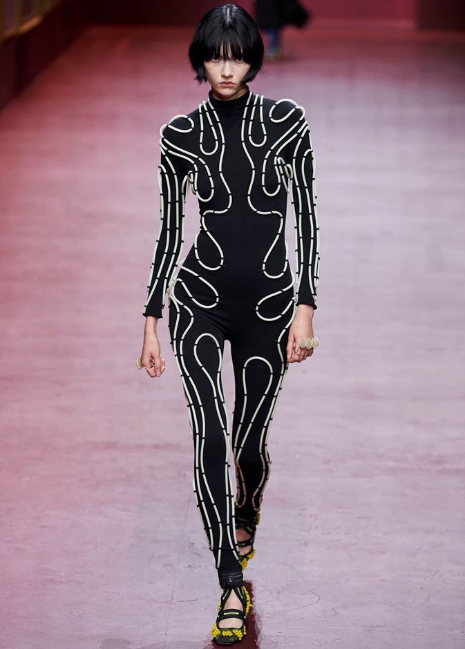 مجموعة Dior لخريف وشتاء 2022 تجمع تقنية الموضة بنظرة أنثوية