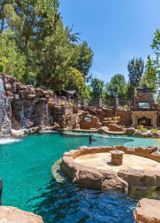 المغني درايك يعرض منزله في هيدن هيلز للبيع وبريتني سبيرز مرشحة لشرائه