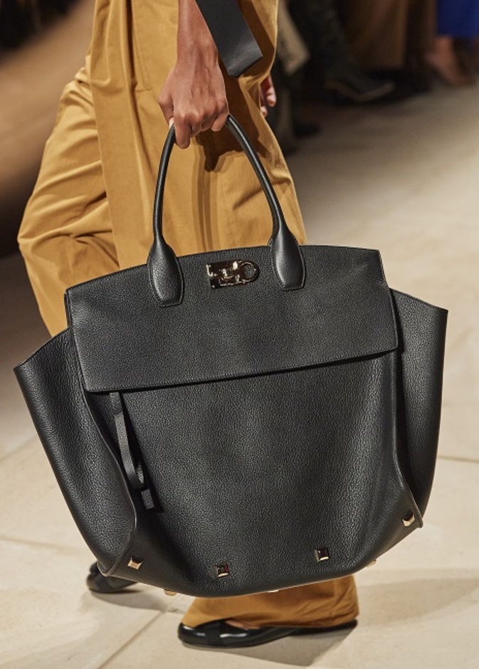 حقائب يد ربيع وصيف 2022 بحجم كبير وتصميم رائع من Salvatore Ferragamo