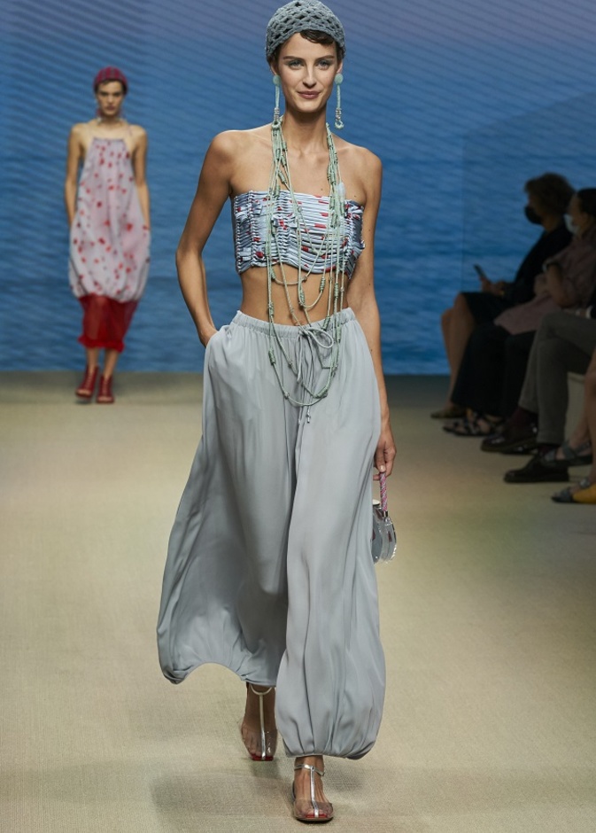 تنسيق السروال القماش الواسع مع الكروب توب للوك جذاب من Giorgio Armani