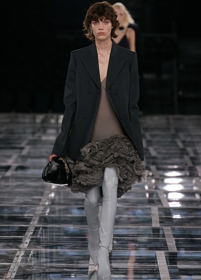 لمسة الكشاكش تزيّن مجموعة أزياء Givenchy لخريف وشتاء 22