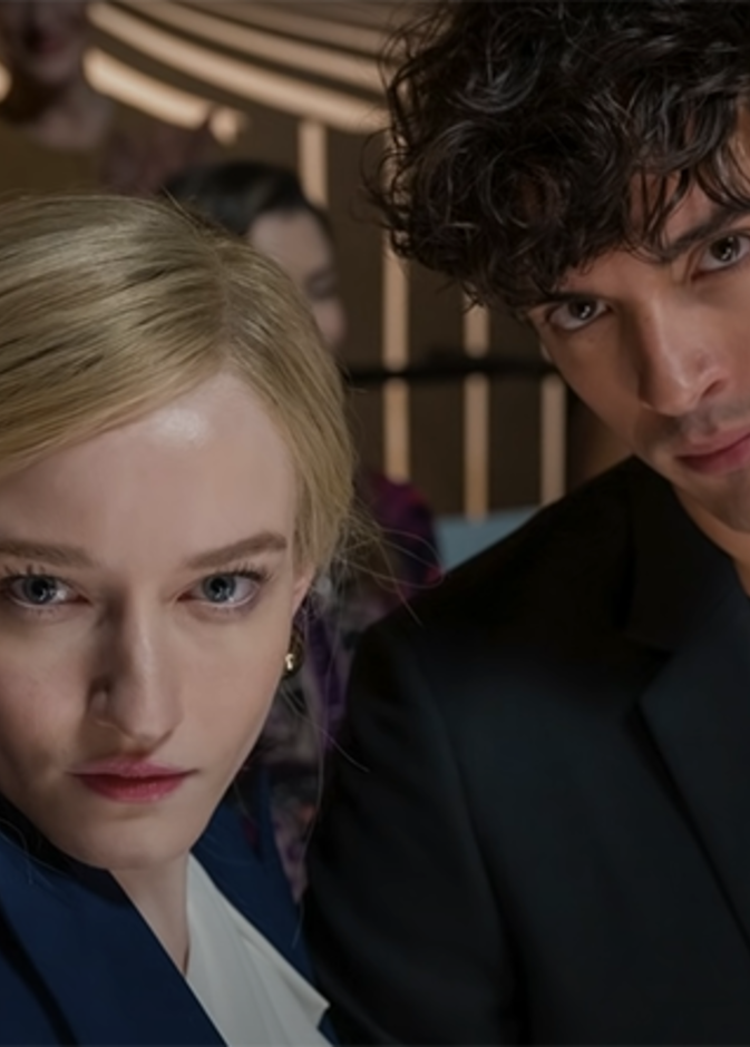 Inventing Anna.. "جوليا جارنر" تكذب وتُصدق أكاذيبها في دراما مُراوِغة وبطيئة الإيقاع