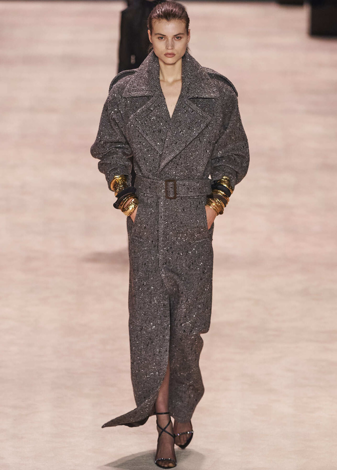 عرض أزياء Saint Laurent لشتاء 2022 بين كلاسيكية الألوان وجرأة الأقمشة