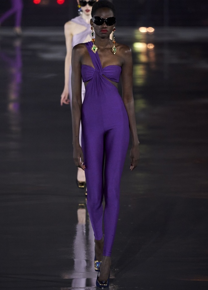 تنسيق اللّون البنفسجي بإطلالة لافتة من Saint Laurent