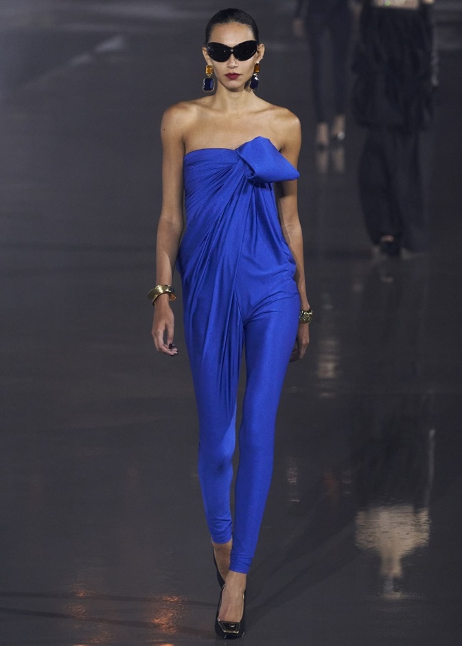 ألوان صيف 2022 أبرزها الأزرق النيلي لإطلالة شيك من Saint Laurent