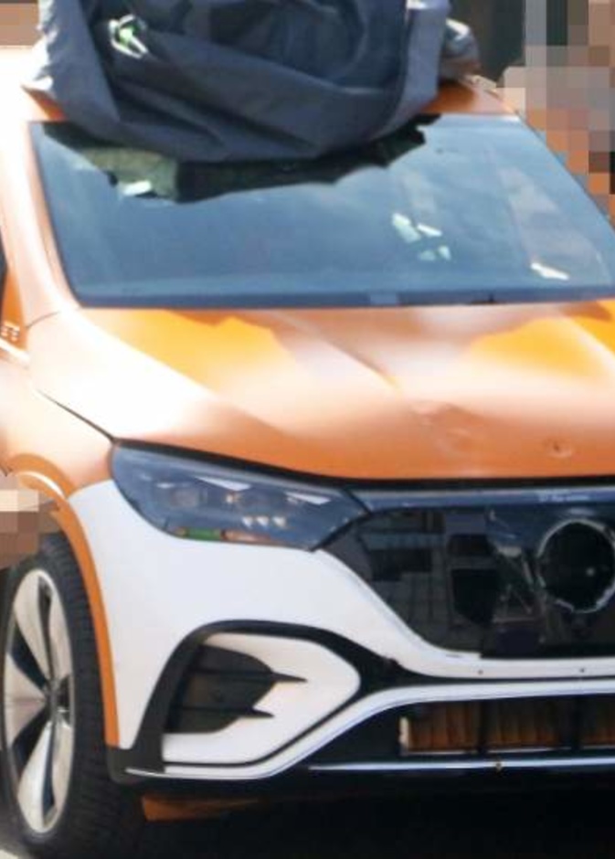 التقاط أول صور لسيارة مرسيدس EQE SUV الكهربائية بدون تمويهات