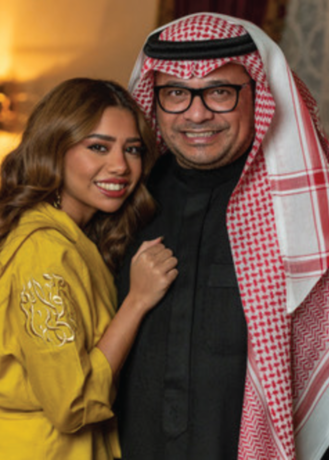 حوار مجلة "هي" مع مصمم المشاهير السعودي سراج سند وابنته دانه عن سر الإبداع في تصميم الأزياء التقليدية