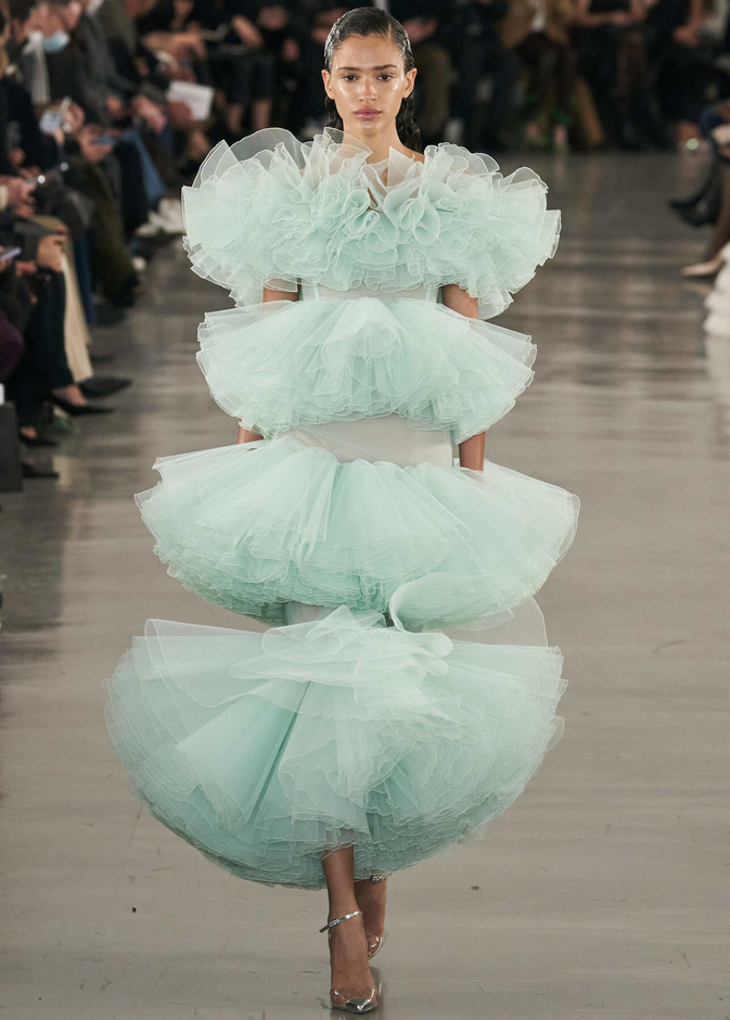 عرض أزياء مجموعة Giambattista Valli لموسم خريف وشتاء 2022 في باريس