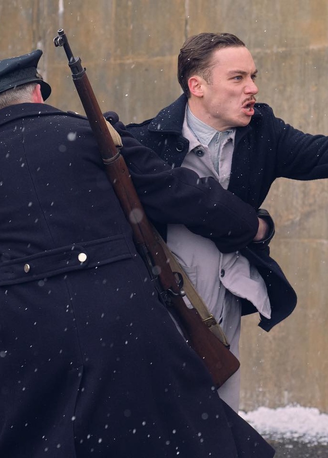 فيديو اندلاع حريق هائل في موقع تصوير مسلسل "بيكي بلايندرز"